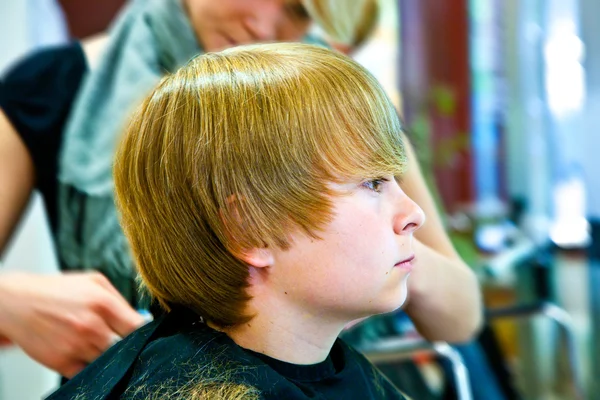 Sourire jeune garçon au salon de coiffure — Photo