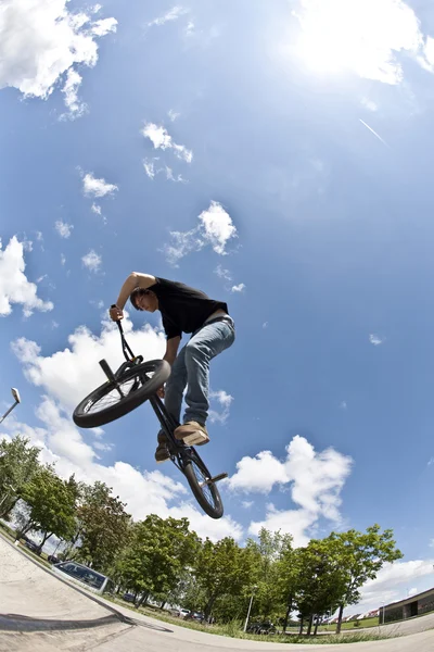Menino se diverte com bicicleta de sujeira no parque de skate — Fotografia de Stock