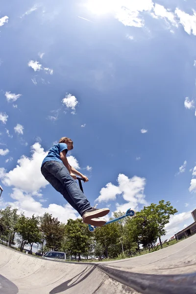 Menino se diverte com scooter no parque de skate — Fotografia de Stock