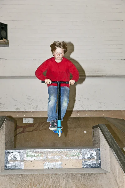 Хлопчик йде в повітрі з скутером — стокове фото