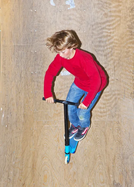 Αγόρι που πετάει με σκούτερ — Φωτογραφία Αρχείου
