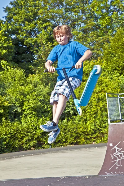 Joven volando con un scooter — Foto de Stock