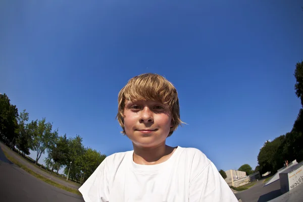 Мальчик со скутером летит по воздуху — стоковое фото