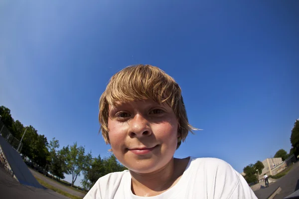 Мальчик со скутером летит по воздуху — стоковое фото