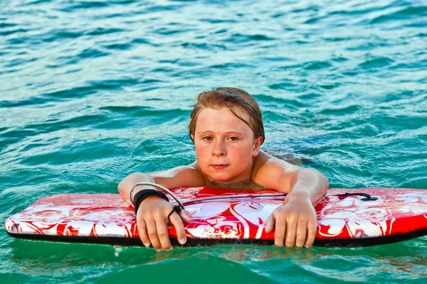 Chlapec vyčerpanou od surfování — Stock fotografie