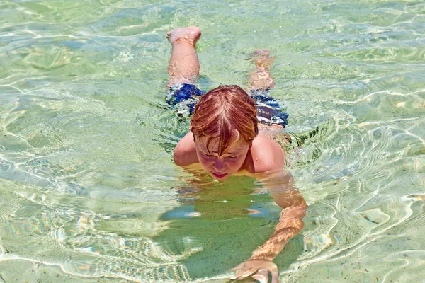 Çocuk temiz okyanusta eğleniyor. — Stok fotoğraf