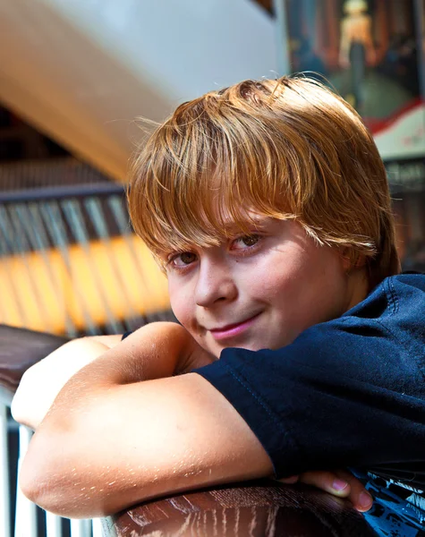Rapaz sorridente dentro de um centro — Fotografia de Stock