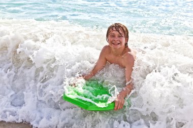 Çocuk surfboard ile eğlenceli vardır.