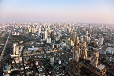 ofis blokları ve condominiu gösteriliyor bangkok manzarası görüntülemek