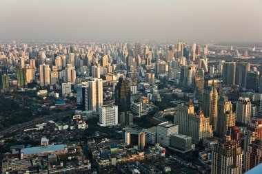 ofis blokları ve condominiu gösteriliyor bangkok manzarası görüntülemek