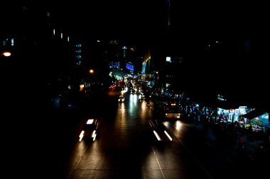 Bangkok bir ana yol üzerinde gece ışıkları ile otomobil