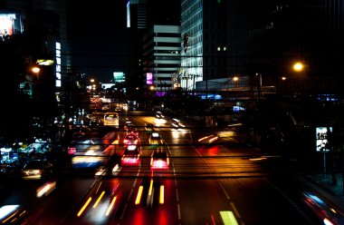 Bangkok bir ana yol üzerinde gece ışıkları ile otomobil