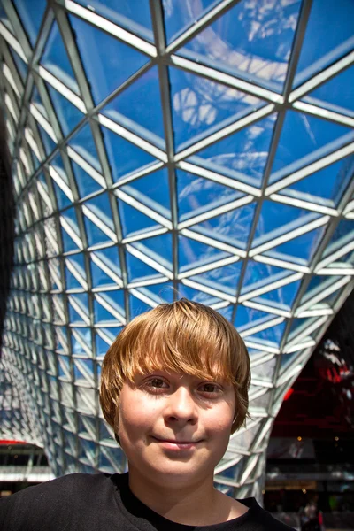 Usměvavý chlapec uvnitř centrum — Stock fotografie