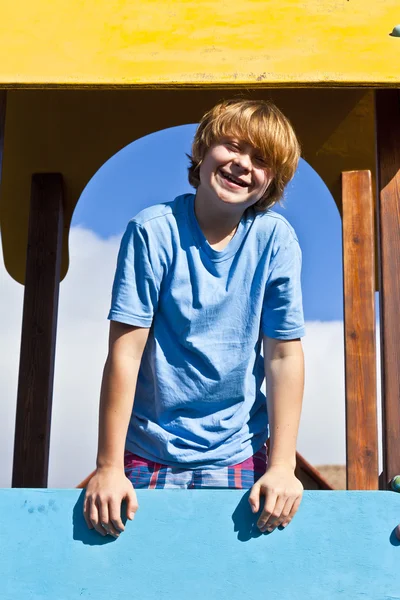 Retrato de adolescente feliz en un patio de recreo —  Fotos de Stock