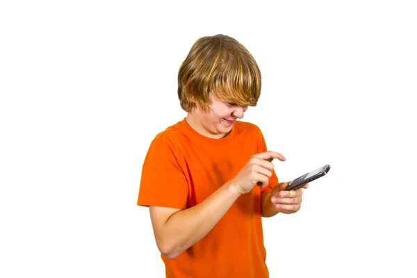 Мальчик пользуется мобильным телефоном — стоковое фото