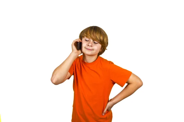 Chłopiec jest przy użyciu mobilnych — Zdjęcie stockowe