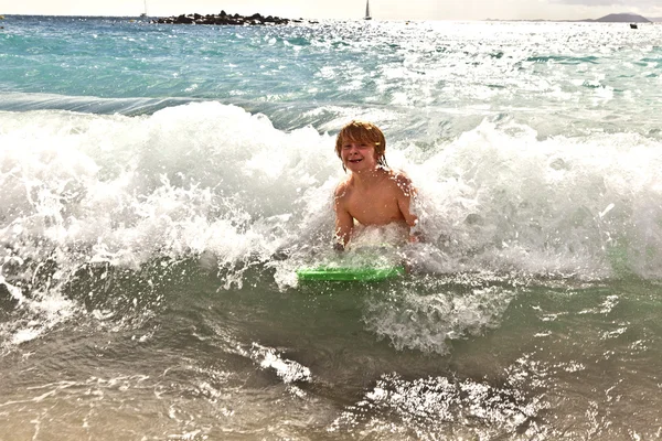 Çocuk eğlenceli plaj vardır. — Stok fotoğraf