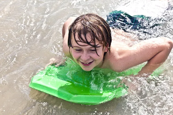 Αγόρι έχει διασκέδαση στην παραλία — Φωτογραφία Αρχείου
