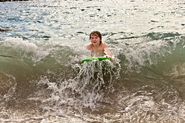 少年はビーチで楽しさを持ってください。 — ストック写真