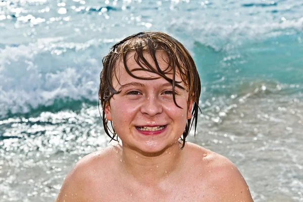 Jongen heeft plezier op het strand — Stockfoto