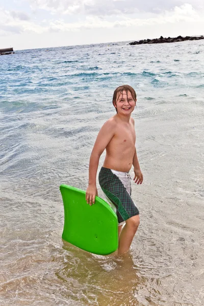 Garçon s'amuse à la plage — Photo