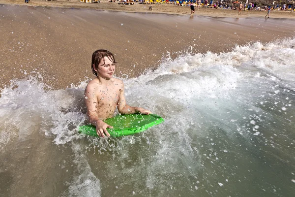 Chłopiec ma zabawa na plaży — Zdjęcie stockowe