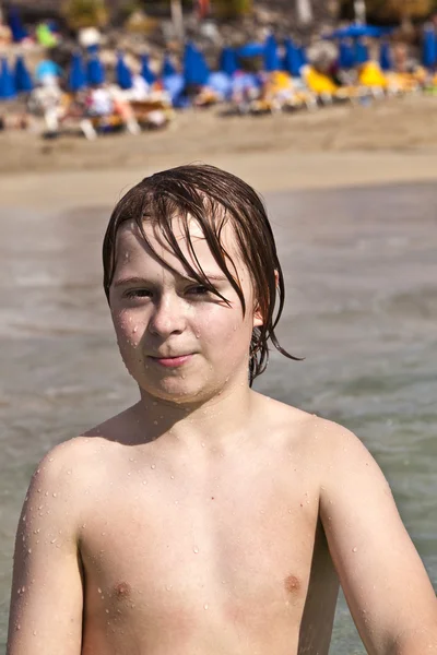 Fiú már szórakozás a strandon — Stock Fotó
