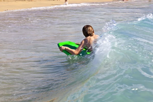 少年は、波のようにビーチで楽しい — ストック写真