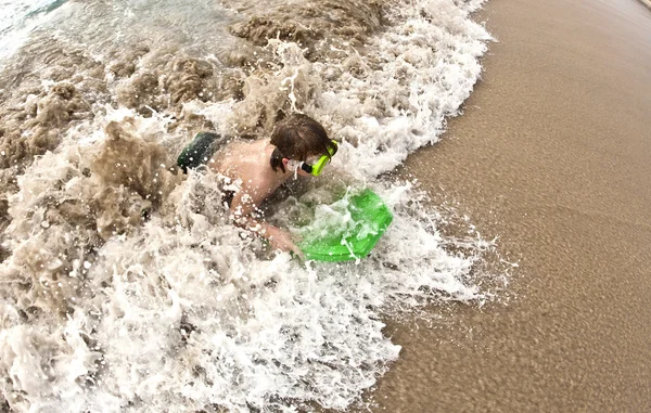소년은 파도에 해변에서 재미가 있다 — 스톡 사진