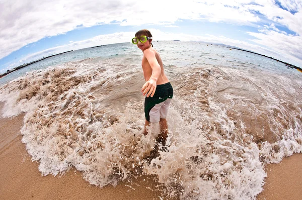 Chico se divierte en la playa en las olas —  Fotos de Stock