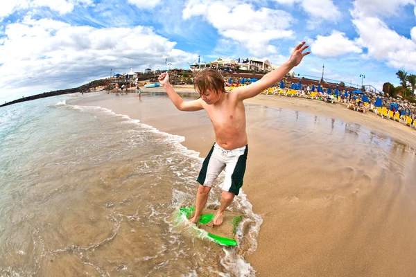 Chico se divierte en la playa — Foto de Stock
