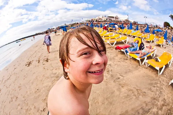 Мальчик развлекается на пляже — стоковое фото