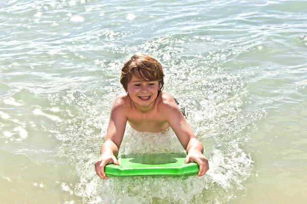 Pojken har kul med surfbräda — Stockfoto