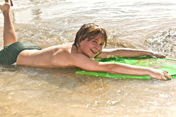 소년 서핑 보드와 함께 재미 있습니다 — 스톡 사진