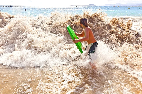 Çocuk surfboard ile eğlenceli vardır. — Stok fotoğraf