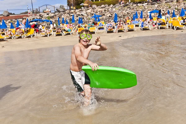 Junge hat Spaß mit dem Surfbrett — Stockfoto