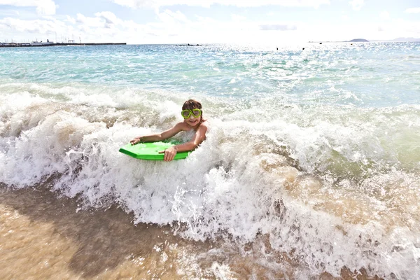 Хлопчик розважається з дошкою для серфінгу — стокове фото