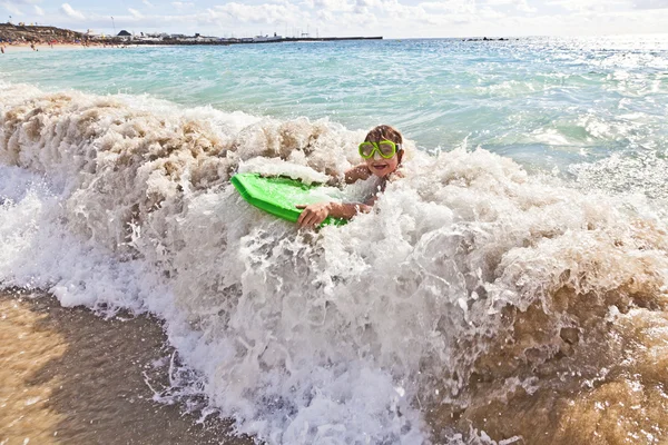 Le garçon s'amuse avec la planche de surf — Photo