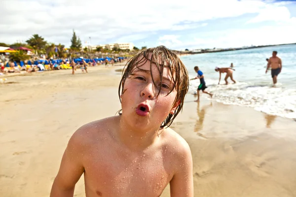 Chlapec má zábavu s Surf — Stock fotografie