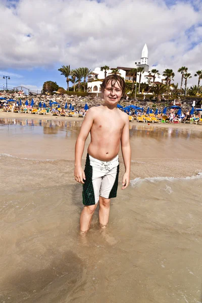 Pojken har kul med surfbräda — Stockfoto