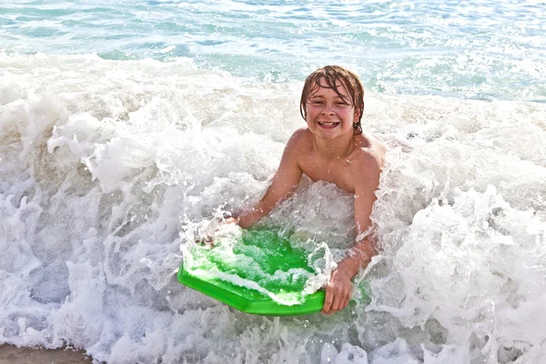 Junge hat Spaß mit dem Surfbrett — Stockfoto