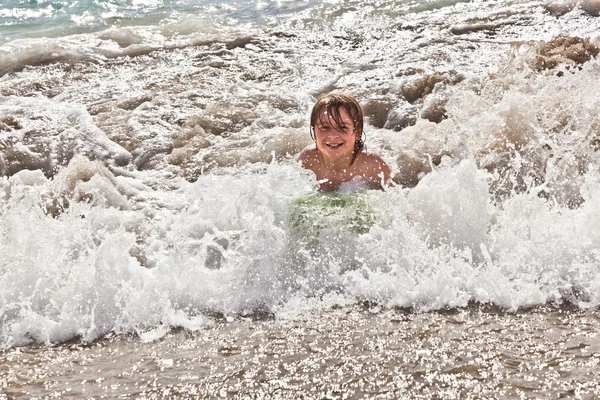 Jongen heeft plezier met de surfplank — Stockfoto