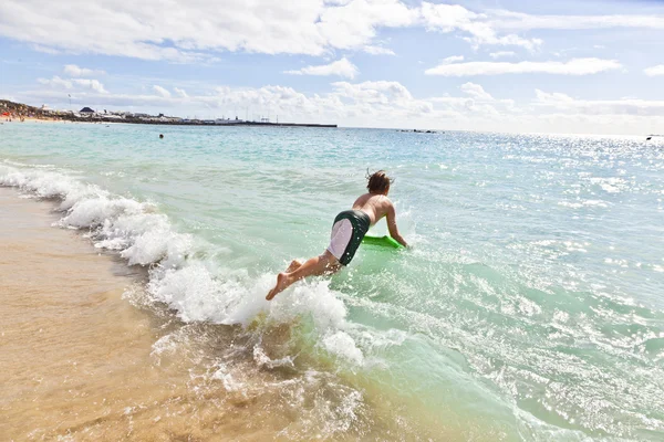 Chico se divierte con la tabla de surf — Foto de Stock