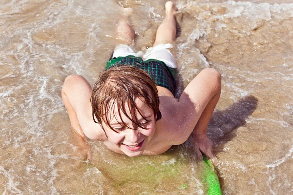 Le garçon s'amuse avec la planche de surf — Photo