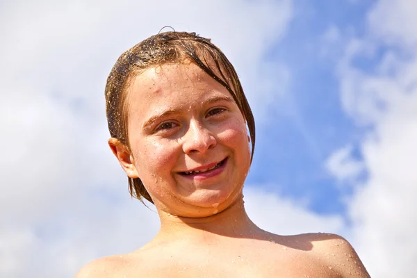 Junge hat Spaß am Strand — Stockfoto