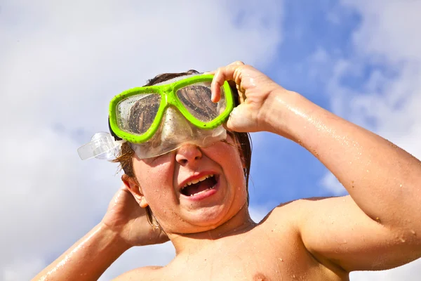 Jongen heeft plezier op het strand — Stockfoto