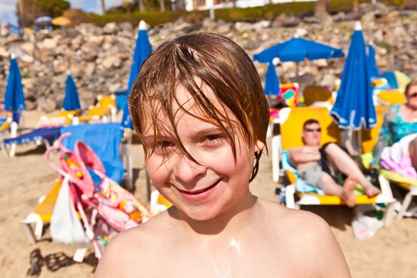 男孩有好玩的海滩 — 图库照片