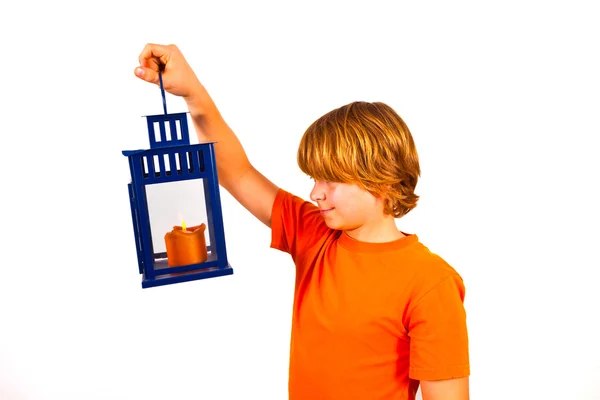 Söt pojke håller en handlampa — Stockfoto