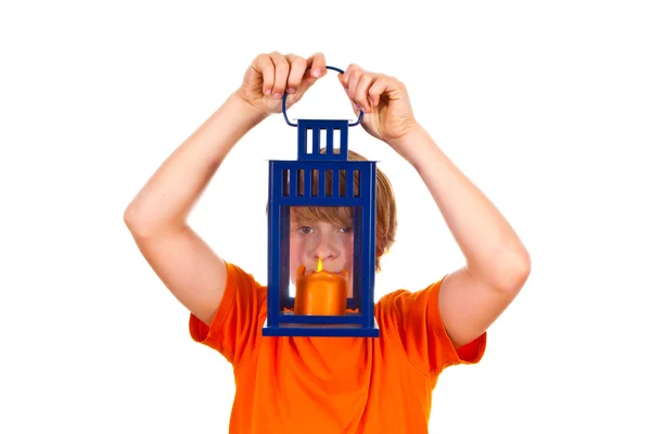 Rapaz bonito segurando uma lanterna de mão — Fotografia de Stock