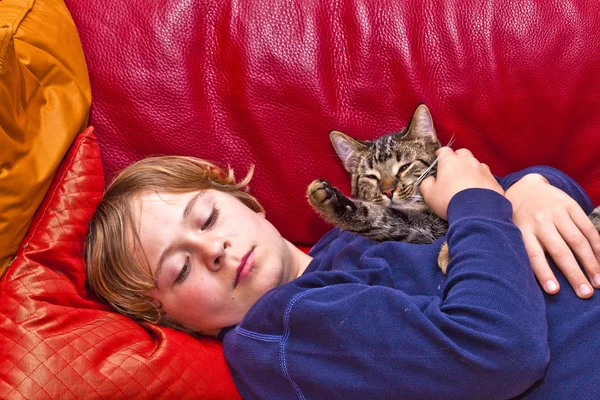Kleiner Junge kuschelt mit seiner Katze — Stockfoto